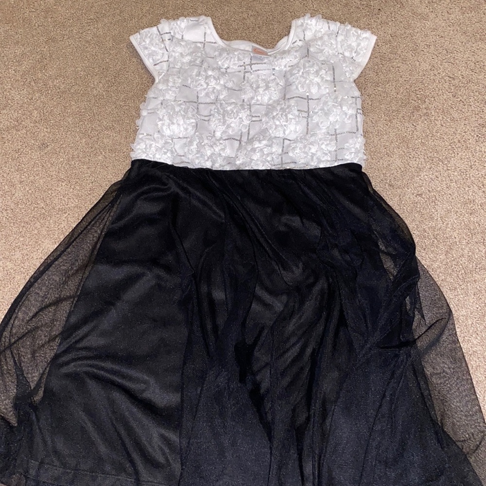 Slightly used but in great condition! Flowy cute dress